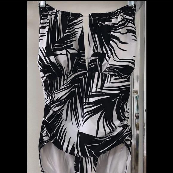 La Blanca High-Neck Cutout Halter Swimsuit - Picture 3 of 7